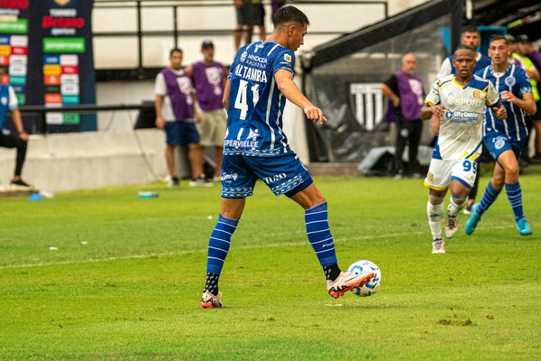 How does altitude training benefit long-distance runners in major marathons?