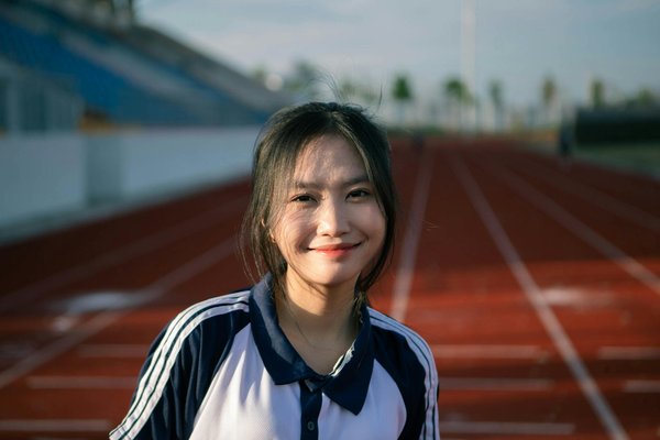 How can synchronized swimming teams improve their synchronicity through underwater drills?