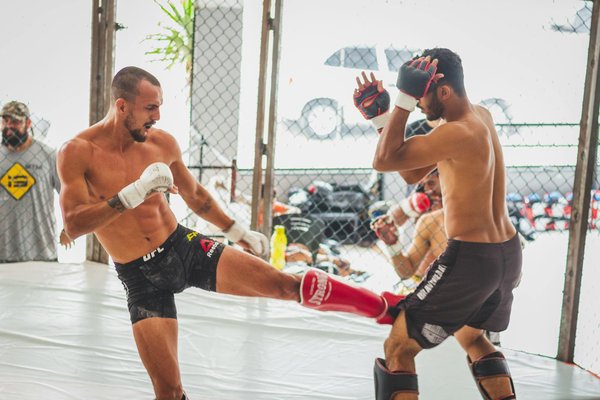 How can UK karate practitioners use dynamic stretching to enhance flexibility?